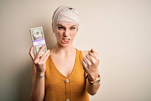 Νεαρή Γυναίκα Τραυματισμένη Φορώντας Επίδεσμο Στο Κεφάλι Κρατώντας Χρήματα Από — Φωτογραφία Αρχείου