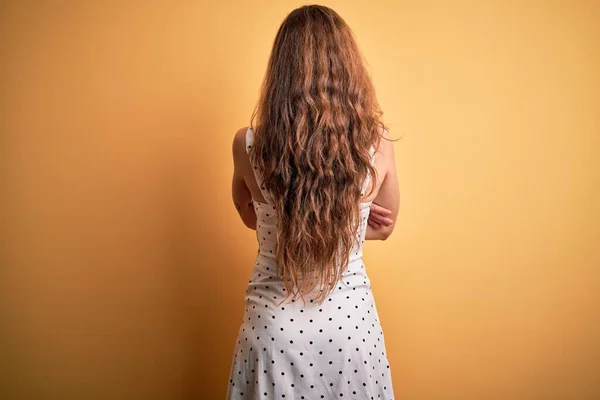 Joven Hermosa Mujer Rubia Vacaciones Con Vestido Verano Sobre Fondo — Foto de Stock