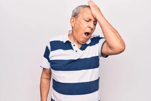 Hombre Mayor Con Pelo Gris Usando Polo Rayado Casual Sorprendido —  Fotos de Stock