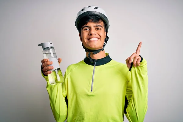 Joven Ciclista Guapo Con Casco Bicicleta Seguridad Bebiendo Botella Agua — Foto de Stock