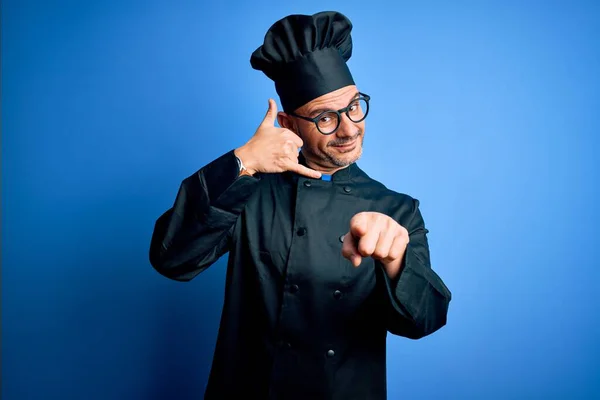 Joven Hombre Guapo Chef Con Uniforme Cocina Sombrero Sobre Fondo —  Fotos de Stock