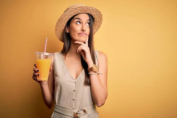 Joven Hermosa Mujer Vacaciones Con Sombrero Verano Beber Jugo Naranja — Foto de Stock