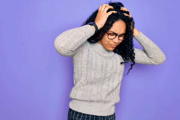 Młoda Afroamerykanka Ubrana Luźny Sweter Okulary Fioletowym Tle Cierpiąca Ból — Zdjęcie stockowe