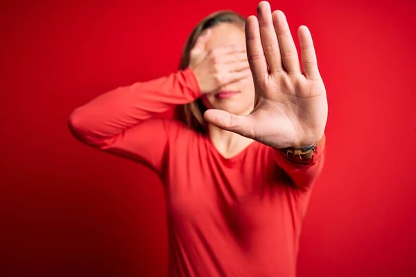 Junge Schöne Blonde Frau Lässigem Shirt Die Vor Isoliertem Roten — Stockfoto