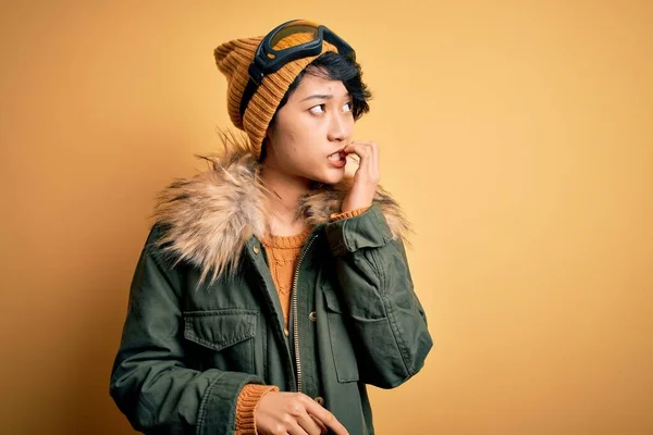 Bella Ragazza Asiatica Sciatore Indossare Abbigliamento Sportivo Neve Utilizzando Occhiali — Foto Stock