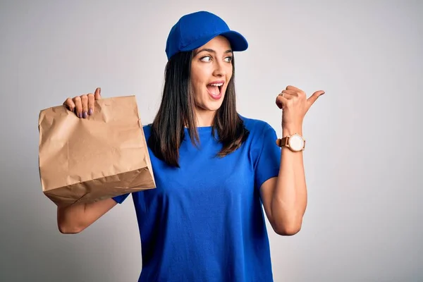 Молода Жінка Блакитними Очима Носить Шапочку Тримаючи Паперовий Мішок Їжею — стокове фото