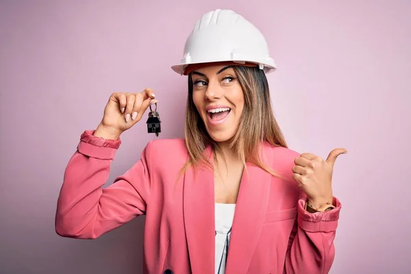 Jovem Bela Morena Arquiteto Mulher Vestindo Capacete Segurança Hoding Chave — Fotografia de Stock