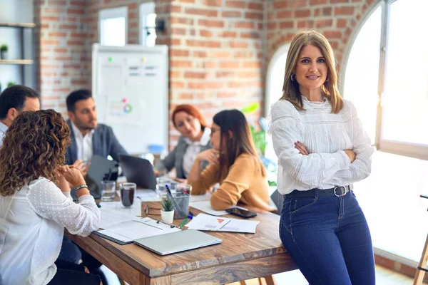 Skupina Podnikatelů Kteří Pracují Společně Středověk Krásný Businesswoman Stojící Úsměvem — Stock fotografie