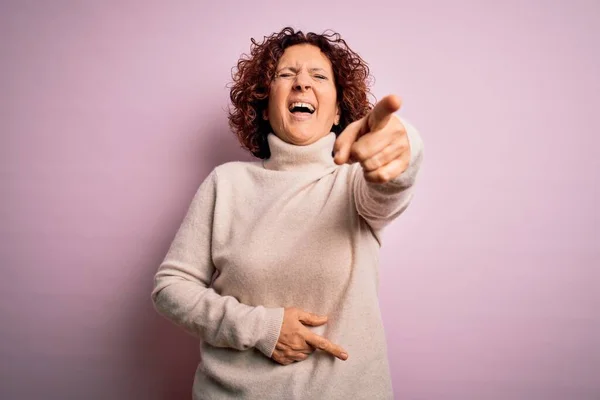 Middelbare Leeftijd Mooie Krullend Haar Vrouw Dragen Casual Coltrui Roze — Stockfoto