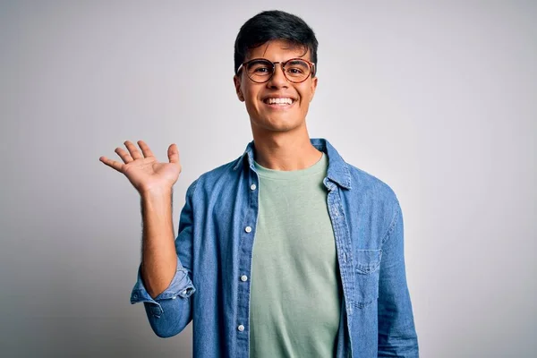 Junger Gutaussehender Mann Mit Lässigem Hemd Und Brille Vor Isoliertem — Stockfoto