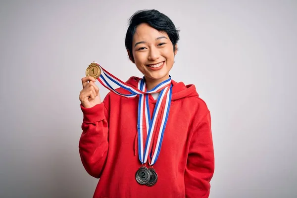 Fiatal Gyönyörű Ázsiai Lány Győztes Visel Kitüntetést Elszigetelt Fehér Háttér — Stock Fotó