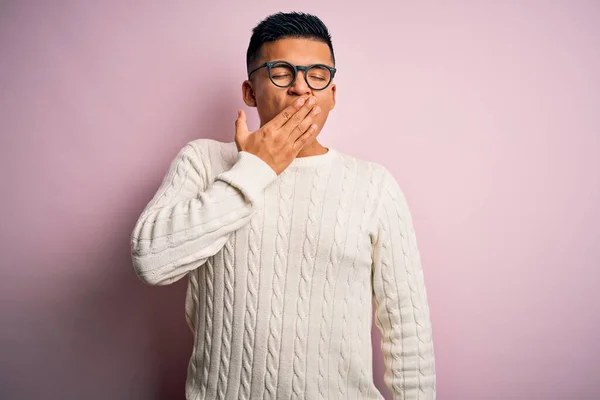 Jonge Knappe Latijn Man Draagt Witte Casual Trui Bril Roze — Stockfoto