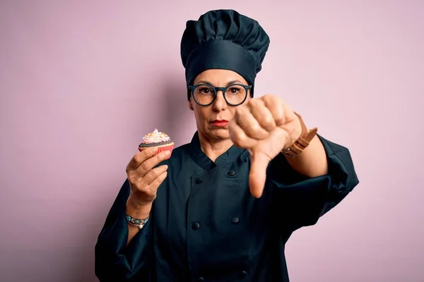 Женщина Пекарь Средних Лет Форме Плиты Шляпе Держащий Вкусный Шоколадный — стоковое фото