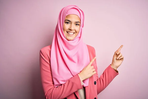 Ung Vacker Flicka Bär Muslim Hijab Stående Över Isolerade Rosa — Stockfoto