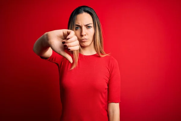 Ung Vacker Blond Kvinna Med Blå Ögon Bär Casual Shirt — Stockfoto