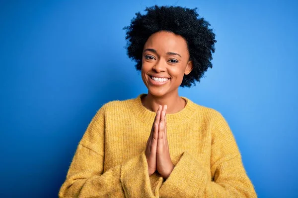 Jong Mooi Afrikaans Amerikaans Afro Vrouw Met Krullend Haar Dragen — Stockfoto