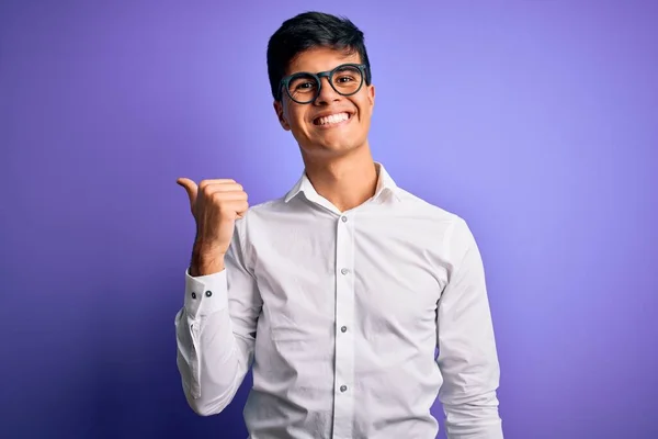 Jonge Knappe Zakenman Met Shirt Bril Geïsoleerde Paarse Achtergrond Glimlachend — Stockfoto