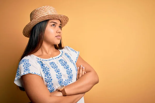 Junge Schöne Asiatische Mädchen Lässigem Shirt Und Hut Auf Gelbem — Stockfoto