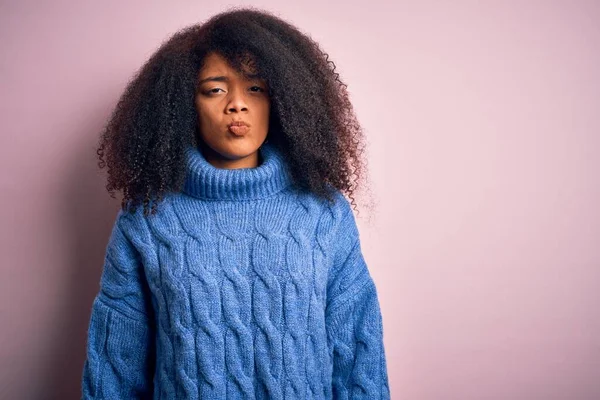 Joven Mujer Afroamericana Hermosa Con Pelo Afro Usando Suéter Invierno — Foto de Stock
