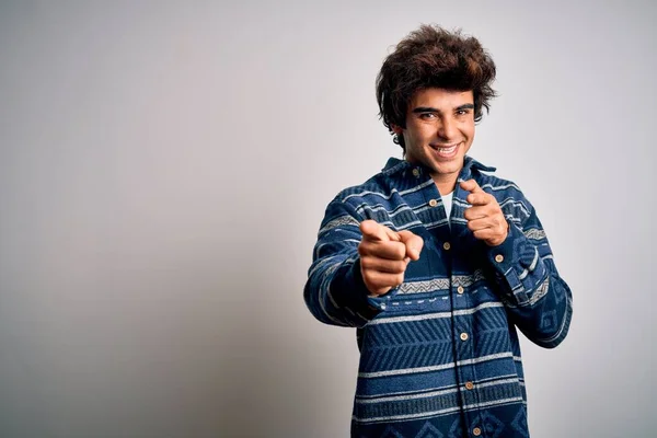 Joven Hombre Guapo Con Camisa Casual Pie Sobre Fondo Blanco —  Fotos de Stock