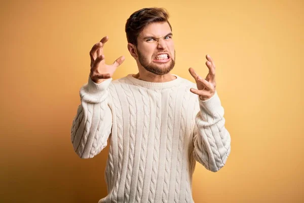 Joven Hombre Rubio Con Barba Ojos Azules Usando Suéter Blanco — Foto de Stock