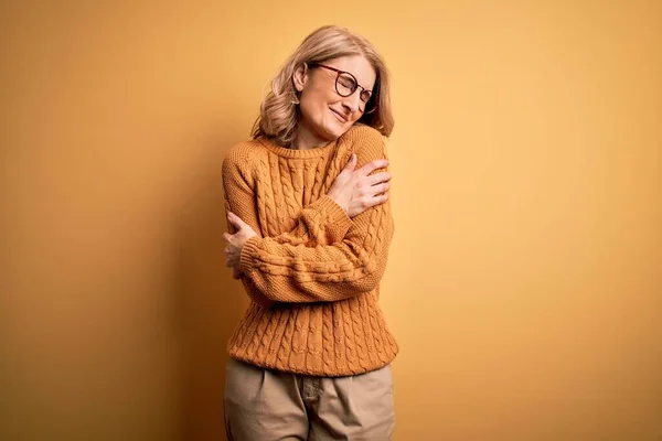 Medioevo Bella Donna Bionda Indossa Maglione Casual Occhiali Sfondo Giallo — Foto Stock