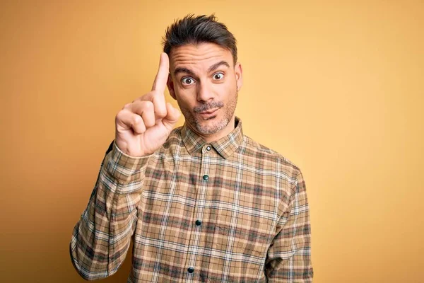 Jovem Homem Bonito Vestindo Camisa Casual Sobre Fundo Amarelo Isolado — Fotografia de Stock