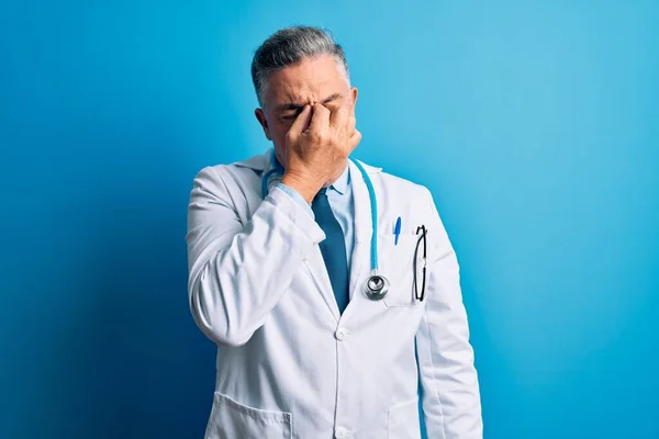 Hombre Guapo Médico Pelo Gris Mediana Edad Que Usa Abrigo —  Fotos de Stock