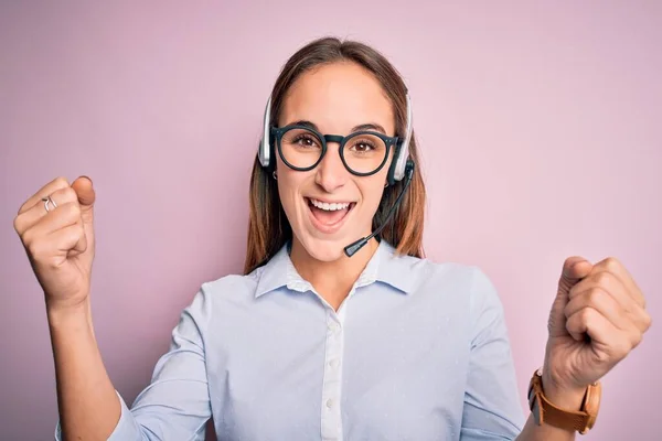 Junge Schöne Callcenter Agentin Mit Brille Und Headset Die Überrascht — Stockfoto