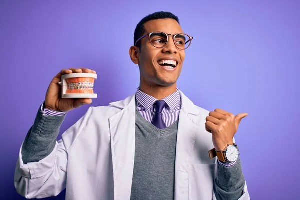 Homem Dentista Afro Americano Bonito Jovem Segurando Dentes Dentadura Com — Fotografia de Stock