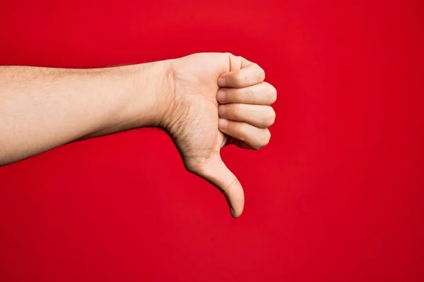 Mano Joven Caucásico Mostrando Dedos Sobre Fondo Rojo Aislado Haciendo —  Fotos de Stock