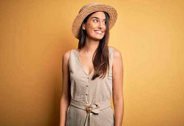 Joven Mujer Morena Hermosa Vacaciones Con Vestido Casual Sombrero Mirando — Foto de Stock