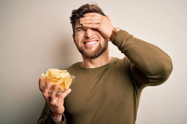 Ung Blond Man Med Skägg Och Blå Ögon Håller Skål — Stockfoto