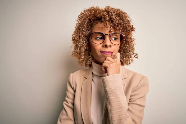 Linda Mulher Negócios Afro Americana Vestindo Óculos Sobre Fundo Branco — Fotografia de Stock