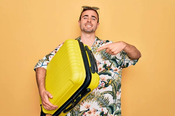 Guapo Turista Con Ojos Azules Vacaciones Sosteniendo Maleta Sobre Fondo —  Fotos de Stock