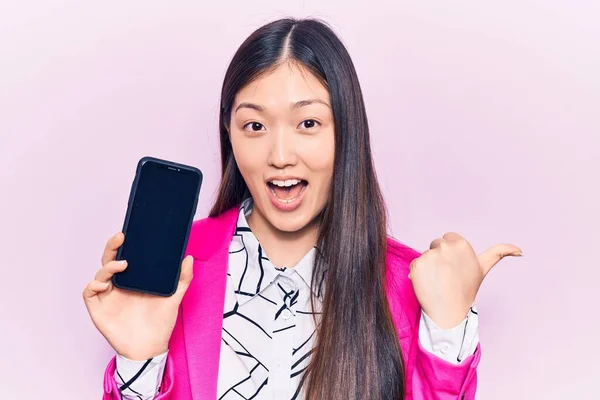 Joven Hermosa Mujer China Sosteniendo Teléfono Inteligente Que Muestra Pantalla — Foto de Stock
