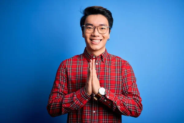 Jeune Bel Homme Chinois Portant Chemise Décontractée Lunettes Sur Fond — Photo