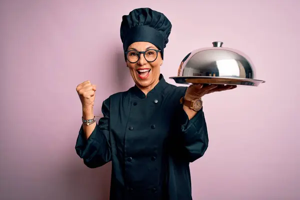 Medelålders Brunett Kock Kvinna Bär Spis Uniform Och Hatt Innehav — Stockfoto