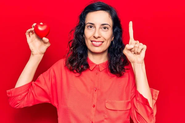 Junge Schöne Hispanische Frau Mit Herz Die Mit Einer Idee — Stockfoto