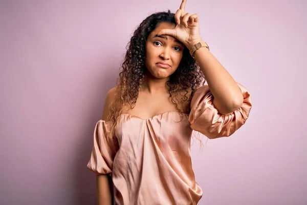 Joven Hermosa Mujer Con Pelo Rizado Con Camiseta Casual Pie — Foto de Stock