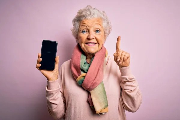 Senior Schöne Grauhaarige Frau Mit Smartphone Zeigt Bildschirm Über Rosa — Stockfoto