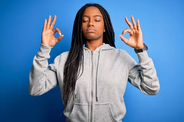 Jonge Afrikaanse Amerikaanse Atleet Vrouw Draagt Sport Sweatshirt Blauwe Geïsoleerde — Stockfoto