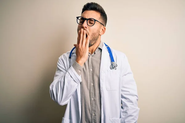 Gözlüklü Genç Doktor Tıbbi Beyaz Bornoz Izole Arka Planda Steteskop — Stok fotoğraf