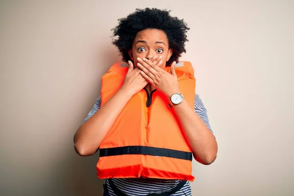 Giovane Afro Donna Afro Americana Con Capelli Ricci Che Indossano — Foto Stock