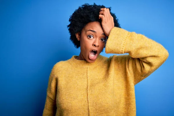 Jovem Bela Afro Americano Africano Mulher Com Cabelo Encaracolado Vestindo — Fotografia de Stock