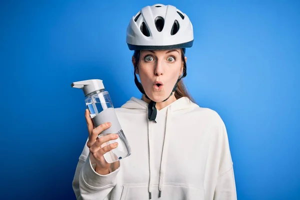 Joven Hermosa Pelirroja Ciclista Mujer Con Casco Bicicleta Drinkjng Botella —  Fotos de Stock