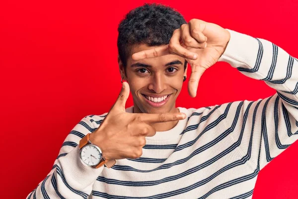 Jovem Americano Africano Vestindo Roupas Casuais Sorrindo Fazendo Moldura Com — Fotografia de Stock