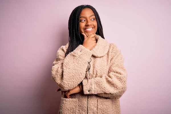 Mujer Afroamericana Joven Con Abrigo Invierno Moda Sobre Fondo Rosa — Foto de Stock