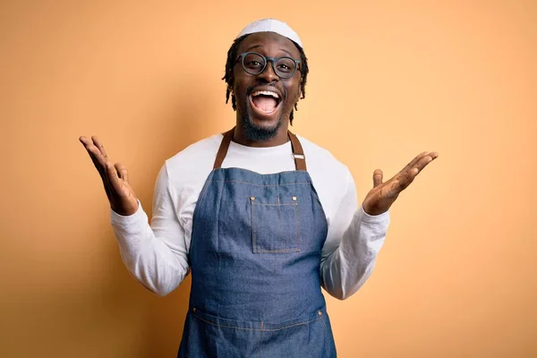 Ung Afrikansk Amerikansk Spis Man Bär Förkläde Och Över Isolerad — Stockfoto