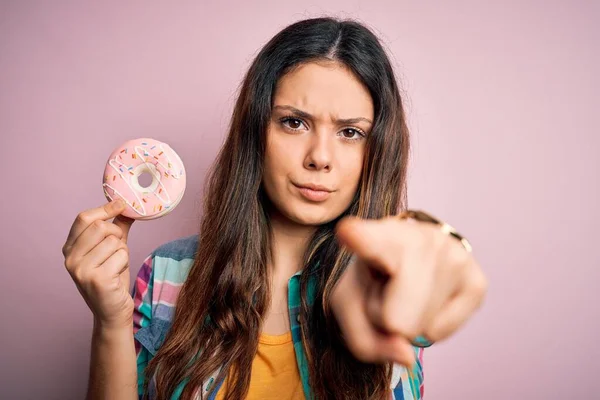 Young Beautiful Brunette Woman Eating Sweet Pink Doughnut Isolated Background — Stock Photo, Image